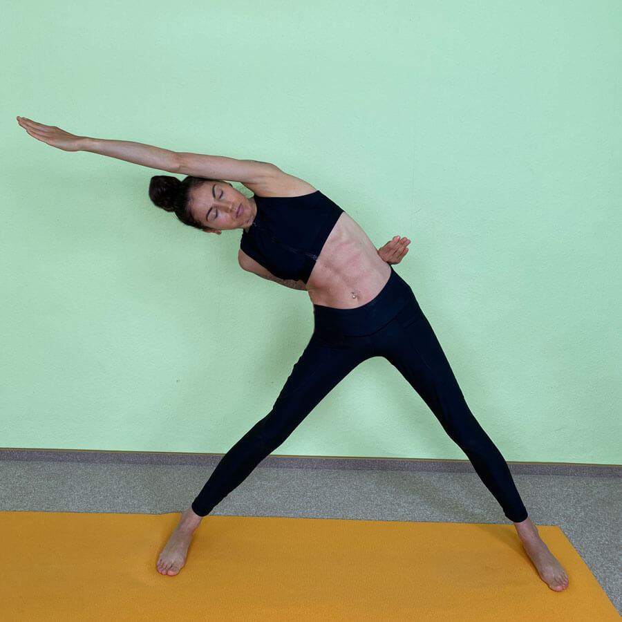 Yoga-Asanas: Fanny zeigt Trikonasana das Dreieck